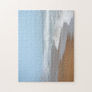 Oceaangolven crashen op het strand bij vuurtoren legpuzzel