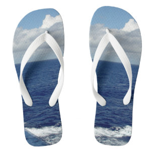 oceaangolven pluizig wit wolken blauwe lucht teenslippers