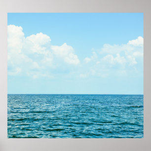 Oceaanwater, heldere blauwe lucht. poster