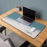 Ocean Beach Nom du script photo<br><div class="desc">Ce tapis de bureau est décoré sur le thème de la plage. L'arrière - plan est une belle photo d'eau de mer et de sable. Le texte de script tendance vous permet de personnaliser avec votre nom.</div>