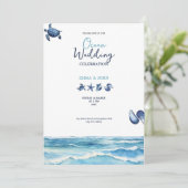 Ocean Beach vibes blue wedding invitation card (Debout devant)
