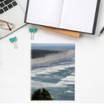 Océan Beach Waves Côté mer<br><div class="desc">Ce planificateur mensuel/hebdomadaire de calendrier garde toutes vos activités et horaires à venir organisées en un seul endroit pratique et présente une image saisonnière des vagues de l'océan se brisant sur une plage côtière. Sélectionnez votre style de planificateur et la couleur de fil.</div>