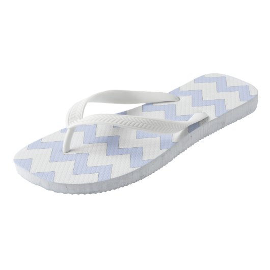 Ocean blue zigzag chevron design pastelblauw teenslippers (Schuin)