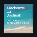 Ocean Magnet Beach Wedding Favor ou Keepsaké<br><div class="desc">Un aimant océanique pour un mariage de destination de plage d'un couple avec leur nom, date de mariage, et l'emplacement avec une vague de mer tropicale bleu turquoise profond arrivant sur le rivage à une plage de sable doux. Ces magnets robustes sont à inclure avec enregistrer les cartes de date,...</div>