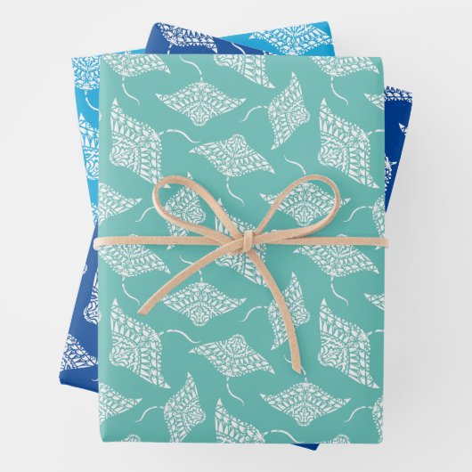 Ocean Manta Rays Polynesische Stijl Blauw Wit Inpakpapier Vel (In situ)