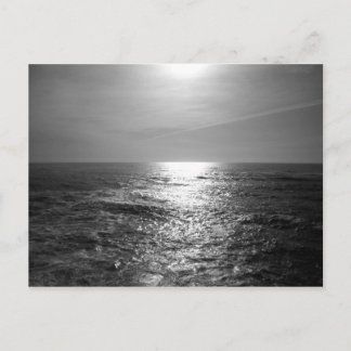 Océan Pacifique dans la carte postale monochrome