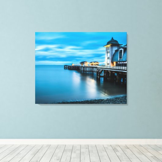 Ocean Pier Lights – Tranquil Evening Reflections Canvas Afdruk (Insitu (Houten vloer))