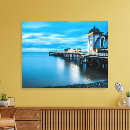 Ocean Pier Lights – Tranquil Evening Reflections Canvas Afdruk (Insitu (Woonkamer))