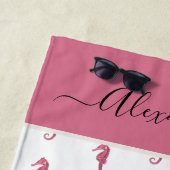 Ocean Seahorse Tropical preppy roze band handdoek (In situ)