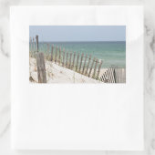 Ocean uitzicht door het strandhek rechthoekige sticker (Tas)