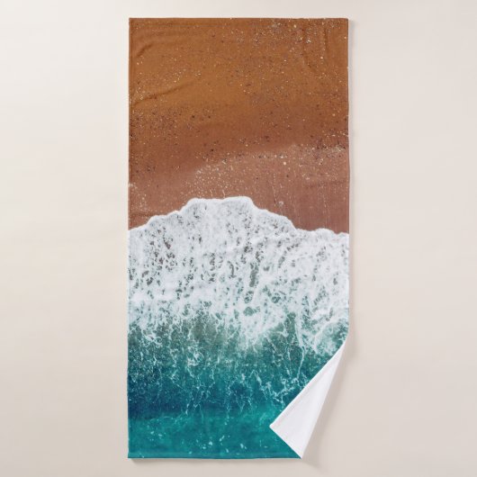 Ocean wave on a sandy beach, background top view (Serviette de bain)
