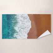 Ocean wave on a sandy beach, background top view (Serviette de bain)