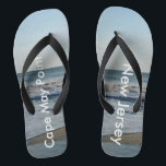 Ocean Waves Cape May Point New Jersey<br><div class="desc">Joli Ciel Bleu avec des nuages Blancs Fluffy Clair, Mer Bleue, Vagues Océaniques Craquant et Flops Unisex Sable de Plage. Montré avec de larges sangles noires et un pied noir. Pour plus de couleurs de sangle, consultez les options pour les tongs dans Sangles courtes. Parfait pour vos loisirs estivales, des...</div>