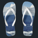 Ocean Waves Fluffy White Clouds Blue Sky<br><div class="desc">Mon Design Photographique Original. Joli Ciel Bleu avec des nuages blancs bouffants, Mer Bleue et Mousse Blanche Vagues Ondes Ongles Unisex. Cliquez sur CUSTOMISER l'informatique pour personnaliser avec votre nom ou votre texte. Montré avec de larges sangles blanches et un pied blanc. Choisissez vos tongs de style parmi les options...</div>