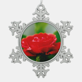 Ochtend Rode Roos bedekt met dauwdruppels    Tin Sneeuwvlok Ornament