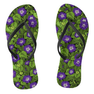 Ochtendglorie in paarse en groene teenslippers