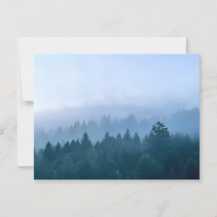 Ochtendmist omhult boslandschap in bergen briefkaart