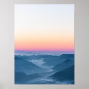 Ochtendnevel en magische lucht vóór zonsopgang poster
