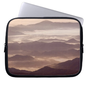 Ochtendnevel in de zuidelijke Appalachen Laptop Sleeve