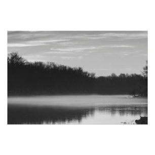 Ochtendnevel op een rivier in zwart-wit foto afdruk