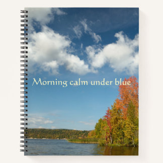 Ochtendrust onder blauwe herfstmeerzijde notitieboek