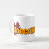 Octobre situe la tasse de café (Devant gauche)