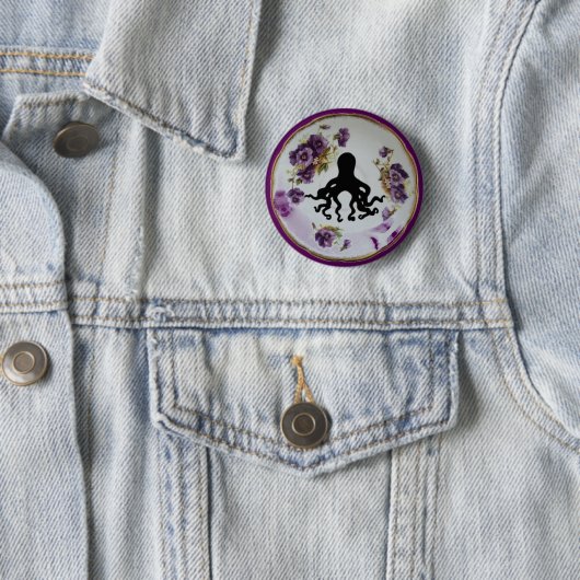 Octopus in een Teacup Saucer ~ Pin Badge Button (In situ)