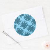 Octopus op blauw patroon ronde sticker (Envelop)