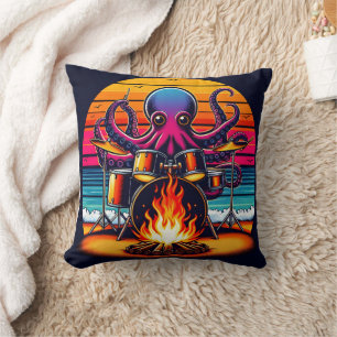 Octopus speelt drums bij het kampvuur bij zonsonde kussen