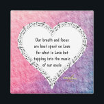 Ode to Love Magnet par la poète Adiela Akoo<br><div class="desc">Ode to Love Magnet - "Notre souffle et notre attention sont mieux consacrés à l'Amour pour ce qui est l'Amour, mais puiser dans la musique de nos âmes" - Adiela Akoo. La citation est tirée de l'avant-première de l'édition inaugurale de la revue littéraire The Quilled Ink Review, sur le thème...</div>