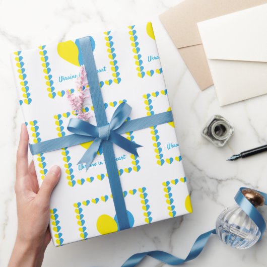 Oekraïense vlag op hart eenvoudig ontwerp cadeaupapier (Geschenken)