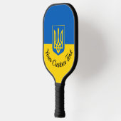 Oekraïnse vlag met wapen en aangepaste tekst pickleball paddle (Links)