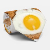 Oeuf au plat sur la cravate de pain grillé (Roulé)