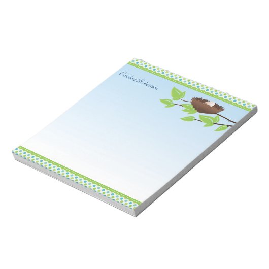 Oeuf dans le Bloc-notes du nid d'oiseaux (Tourné)