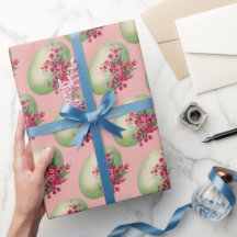 Œufs de Pâques verts sur papier cadeau rose