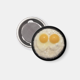 OEufs frits dans le aimant de la poêle à friture d