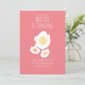 Oeufs frits tournant trois invitations d'anniversa (Debout devant)