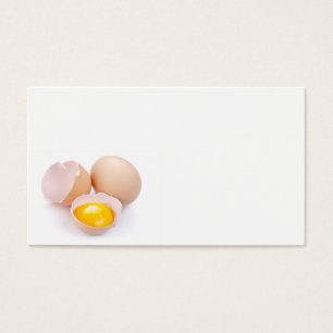 Oeufs sur l'arrière - plan blanc. Jaune d'oeuf et