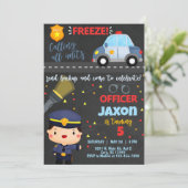 Officier de police garçon invitation d'anniversair (Debout devant)