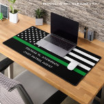 Officier Militaire Personnalisé Légère Ligne Verte<br><div class="desc">Ligne verte mince Drapeau américain Mat de bureau militaire - Etats-Unis Drapeau américain design en couleurs de drapeau militaire.. Parfait pour tous les militaires, l'armée, la protection de la frontière, la patrouille frontalière, l'agent de conservation, le garde du parc, le garde du gibier, l'application de la loi fédérale. Personnalisez ce...</div>