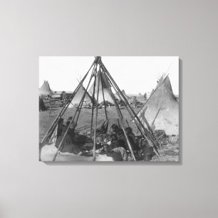 Oglala Vrouwen en kinderen in Tipi Canvas Afdruk