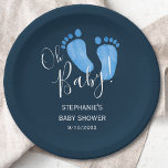 Oh Baby Feet Baby shower bleu marine<br><div class="desc">Ces assiettes simples et élégantes en papier baby shower sont décorées de mignons pieds d'enfant aquarellés à la main dans le bleu pastel sur un arrière - plan bleu marine foncé. Ils disent Oh Baby dans la typographie stylée. Facile à personnaliser. Parce que nous créons notre oeuvre, vous ne trouverez...</div>