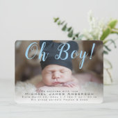 Oh boy! Modern Script Baby Boy Foto Geboorte Aankondiging (Staand voorkant)