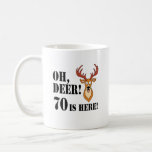 Oh Deer 70th Birthday Coffee Mug<br><div class="desc">Oh Deer 70 Is Here avec un cerf de bande dessinée. Un grand design pour un chasseur ou un amoureux des animaux qui atteint soixante-dix ans. Il présente un cerf drôle et caricaturé qui a l'air surpris.</div>