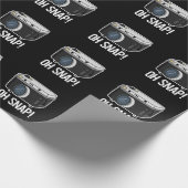Oh Snap Funny Camera Pun Dark BG Cadeaupapier (Hoek)