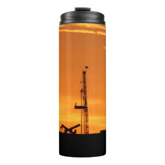 Oilfield Workover Service Rig op Sunset Thermosbeker