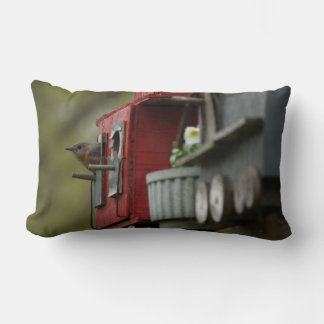 Oiseau bleu dans le coussin de volière