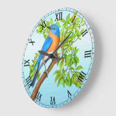Oiseau bleu de l'Est dans une horloge murale d'arb (Angle)