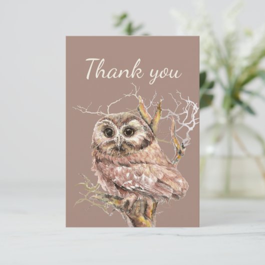 Oiseau de Chouette Merci dans l'arbre (Debout devant)