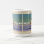 Oiseau de courlis cendré sur la tasse de café de (Centre)